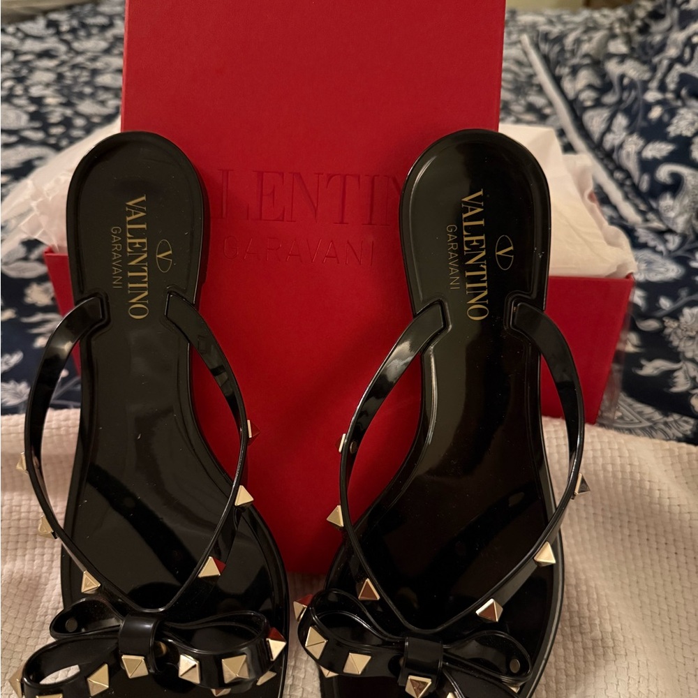 Valentino Garavani Black Rockstud Bow Tie Detail Flip Flop Sandals